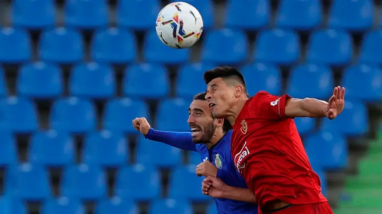 El defensa argentino de Osasuna, Facundo Roncaglia (d), disputa el balón ante el centrocampista del Getafe, Marc Cucurella, durante el encuentro correspondiente a la segunda jornada de primera división disputado esta tarde en el Coliseum Alfonso Pérez, en la localidad madrileña. EFE/JuanJo Martín.