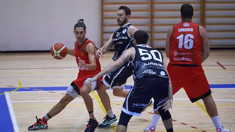 El Basket Navarra se entrenta al Juaristi ISB en el Pabellón Arrosadía de Pamplona. MIGUEL OSÉS