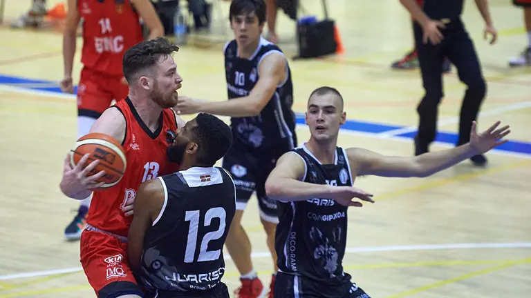 El Basket Navarra se entrenta al Juaristi ISB en el Pabellón Arrosadía de Pamplona. MIGUEL OSÉS