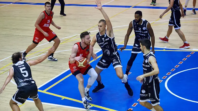 El Basket Navarra se entrenta al Juaristi ISB en el Pabellón Arrosadía de Pamplona. MIGUEL OSÉS