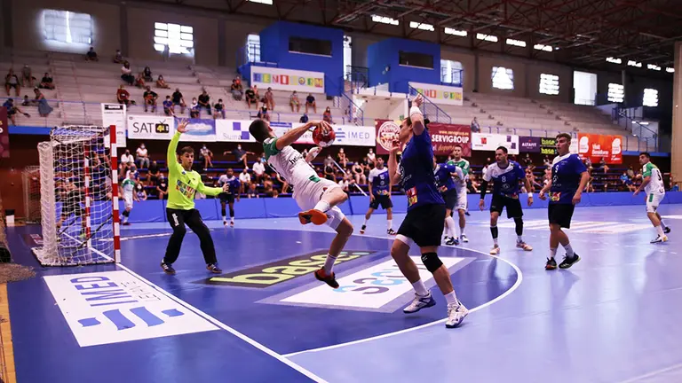 Jugada de ataque navarro en el partido Benidorm - Anaitasuna de liga Asobal. @bmbenidorm.