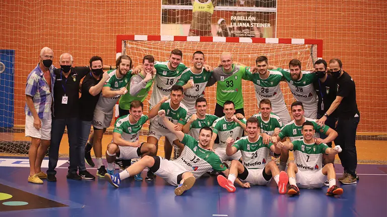 Alegría de los jugadores del Anaitasuna después de empatar en la pista del Benidorm