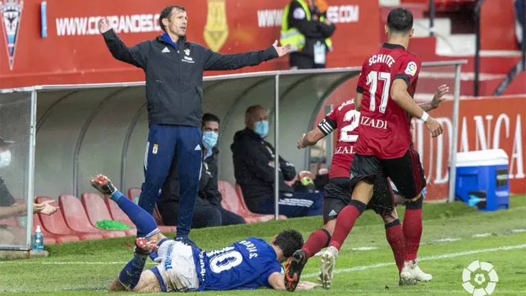 Ziganda gesticula durante el partido entre el Mirandés y el Real Oviedo. La Liga.
