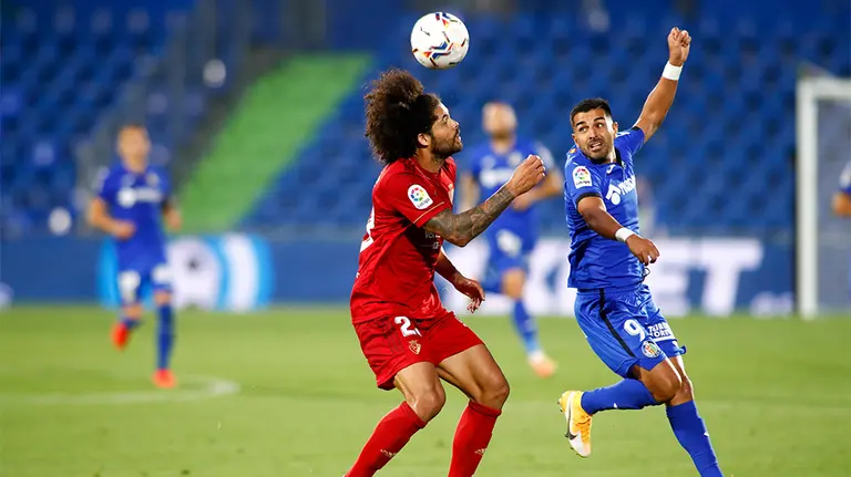 Aridane Hernández y Ángel en pugna por el balón durante el partido Getafe - Osasuna. Europa Press.