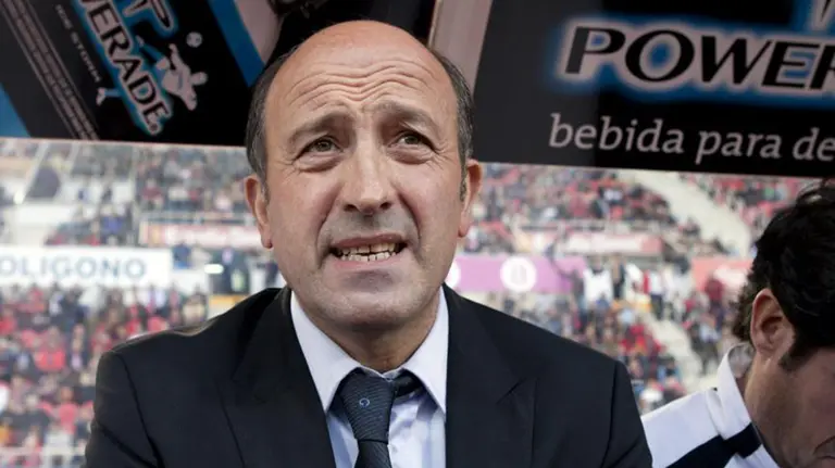 Miguel Ángel Lotina en un banquillo. Efe