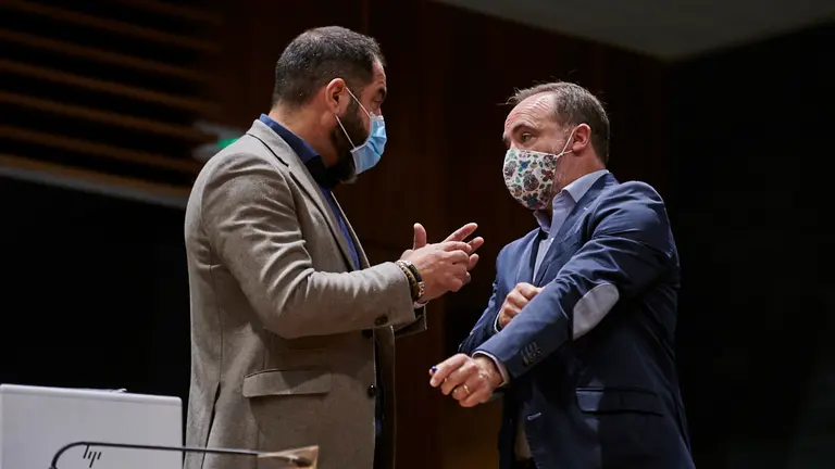 Ramón Alzórriz(i) del PSN habla con Javier Esparza de Navarra Suma. PABLO LASAOSA