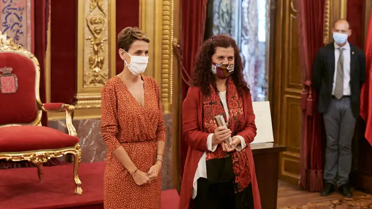La presidenta del Gobierno de Navarra, María Chivite, entrega el premio del Día de la Paz a CEIPAZ (Centro de Educación e Investigación para la Paz). PABLO LASAOSA