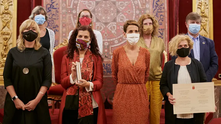 La presidenta del Gobierno de Navarra, María Chivite, entrega el premio del Día de la Paz a CEIPAZ (Centro de Educación e Investigación para la Paz). PABLO LASAOSA