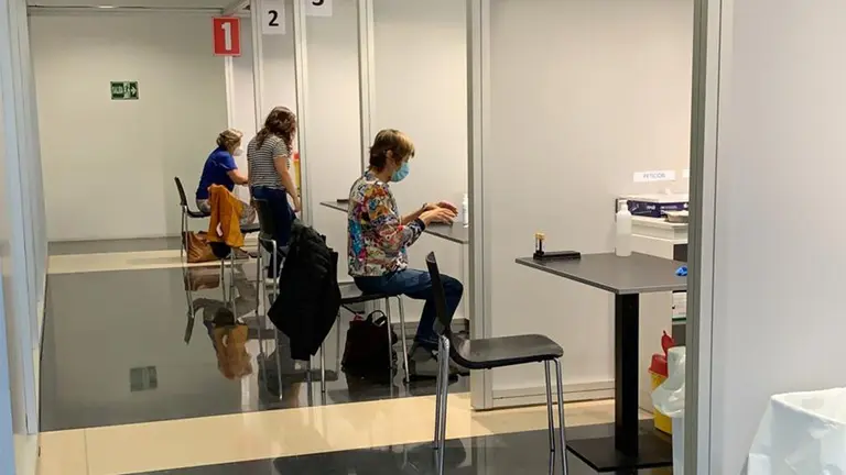 Profesores vulnerables de los centros escolares del Área de Salud de Pamplona  realizándose las pruebas serológicas en Refena. GOBIERNO DE NAVARRA