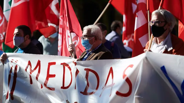 Concentración de LAB, CCOO, Afapna, ELA y UGT para exigir permisos para el cuidado de menores en casos de aislamiento por Covid-19. PABLO LASAOSA