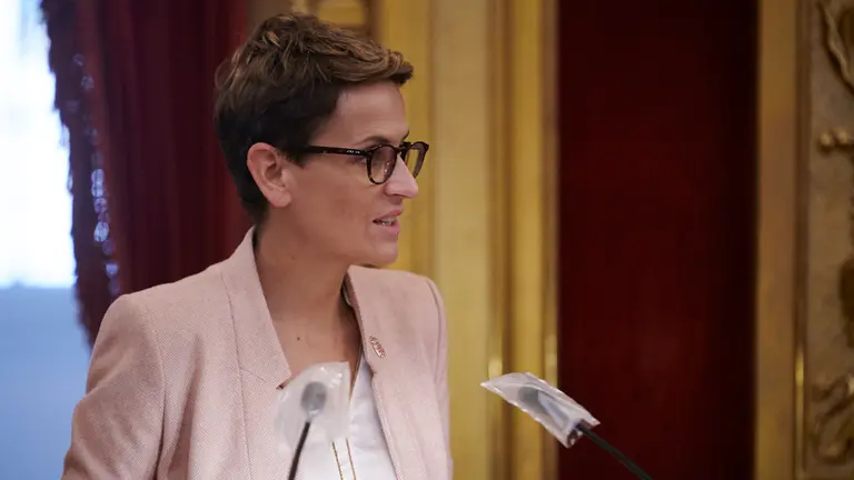 La presidenta del Gobierno de Navarra, María Chivite, entrega el premio del certamen de diseño 'Navarra de colores’. PABLO LASAOSA