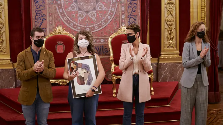 La presidenta del Gobierno de Navarra, María Chivite, entrega el premio del certamen de diseño 'Navarra de colores’. PABLO LASAOSA
