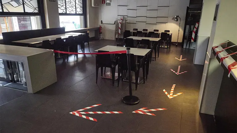 Un bar de Pamplona con medidas de distanciamiento entre clientes. Eduardo Sanz/EP