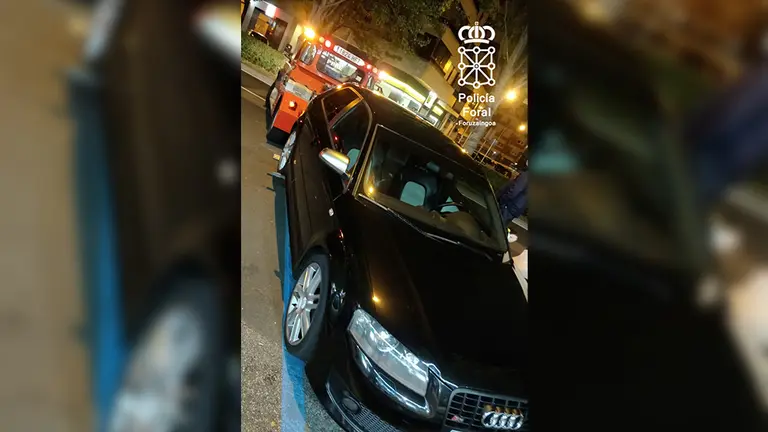 Coche robado en Francia y que ha sido hallado en Navarra junto al presunto autor del robo. POLICÍA FORAL