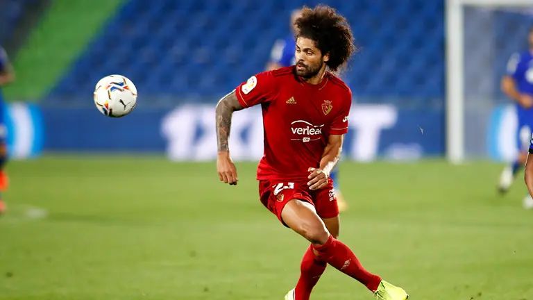 El defensa de Osasuna Aridane Hernández ante el Getafe en el coliseum Alfonso Pérez. Europa Press.