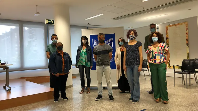 De izquierda a derecha y en la primera fila: Asun Maestro, Martín Saragueta, Anabel Olaso, Amaia Ibáñez. Segunda fila: Fernando Ross, Clara Flamarique, Virginia Oyarzun , Iñaki Apezteguia