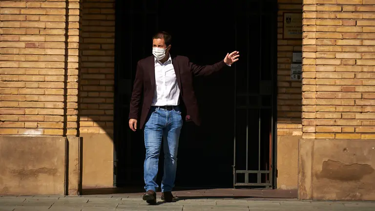 El alcalde de Peralta, Juan Carlos Castillo, en el Ayuntamiento horas antes del confinamiento del pueblo por el coronavirus. PABLO LASAOSA