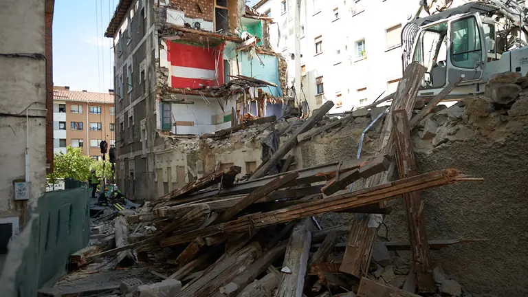 Comienzo del derribo del edificio del Grupo Oscoz 12-14 en la Rochapea. MIGUEL OSÉS