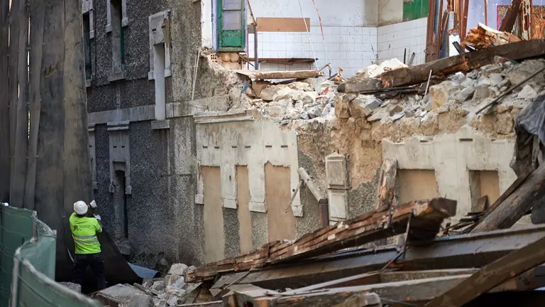 Comienzo del derribo del edificio del Grupo Oscoz 12-14 en la Rochapea. MIGUEL OSÉS