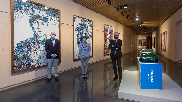 Ignacio Miguéliz, María García-Barberena y Valentín Vallhonrat en la exposición Vik Muniz del MUN. CASTELLS