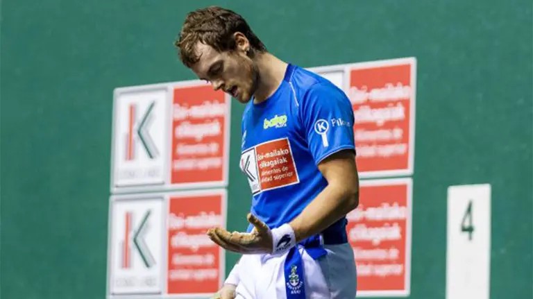 El delantero navarro Unai Laso durante un partido. Baiko Pilota.