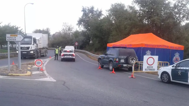 Control en la entrada a Peralta en el primer día de confinamiento del pueblo GUARDIA CIVIL