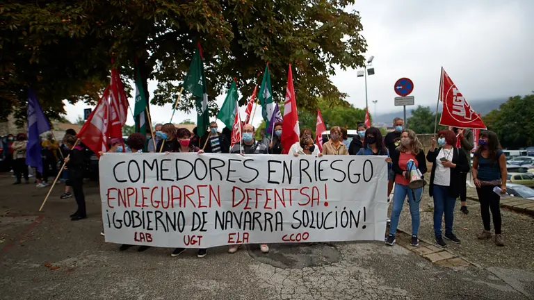 Los sindicatos con representación en el sector de los comedores escolares (LAB, UGT, ELA y CCOO) convocan una concentración para exigir al Departamento de Educación que tome medidas para evitar "la pérdida de puestos de trabajo y empeoramiento de las condiciones laborales debido a las medidas establecidas por el Gobierno para la vuelta a las aulas". MIGUEL OSÉS