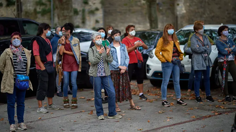 Los sindicatos con representación en el sector de los comedores escolares (LAB, UGT, ELA y CCOO) convocan una concentración para exigir al Departamento de Educación que tome medidas para evitar "la pérdida de puestos de trabajo y empeoramiento de las condiciones laborales debido a las medidas establecidas por el Gobierno para la vuelta a las aulas". MIGUEL OSÉS