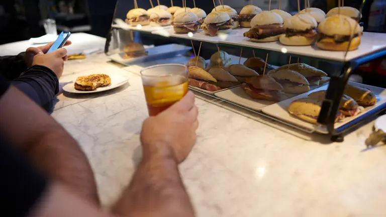Clientes del Bar la Granja de Pamplona. PABLO LASAOSA