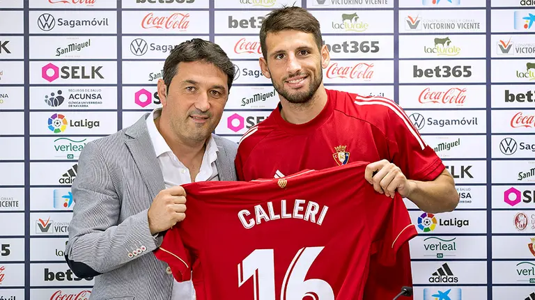 Braulio Vázquez y Jonathan Calleri en Tajonar durante la presentación del nuevo delantero argentino. CA Osasuna.