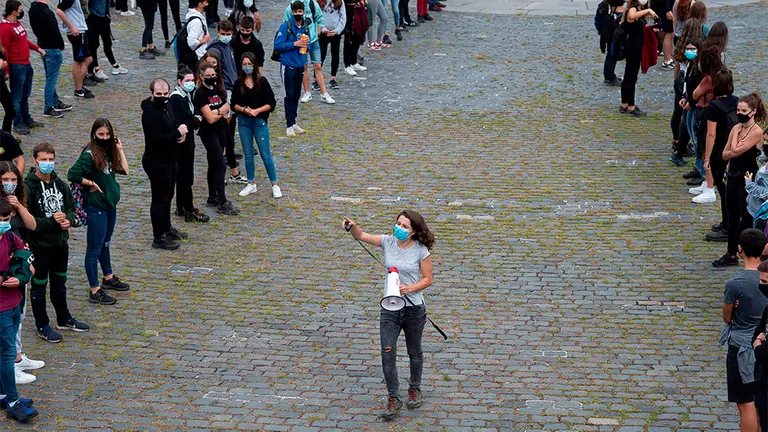 Manifestación estudiantil por las calles de Pamplona hasta la Universidad Pública (UPNA) con el lema &#34;Que las consecuencias no las pague la clase trabajadora&#34; convocada por Ikasle Abertzaleak. Los jóvenes participantes en la manifestación, que ha estado vigilada por un amplio dispositivo policial, se han reunido en la plaza situada entre el Aulario y la Biblioteca de la Universidad, donde se han distribuido en filas para mantener la distancia de seguridad. Efe/Iñaki Porto.