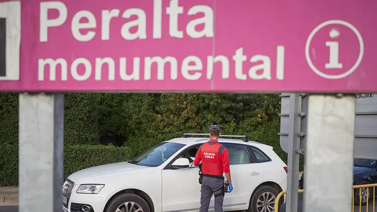 Un policía foral pide la documentación a un vehículo que circula por la carretera de entrada a la localidad de Peralta, Navarra (España) a 24 de septiembre de 2020. En este municipio navarro, a partir de hoy jueves 24, ha entrado en vigor la prohibición de entrar y salir salvo para desplazamientos imprescindibles, como medida para contener el incremento de casos de Covid-19, que se sitúan en una tasa de 1.700 casos por 100.000 habitantes.
24 SEPTIEMBRE 2020;COVID;PERALTA;CORONAVIRUS;NAVARRA;
Eduardo Sanz / Europa Press
24/9/2020