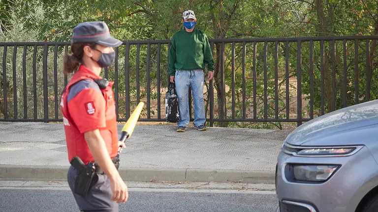 Un policía foral controla los vehículos que circulan por la carretera de entrada a la localidad de Peralta, Navarra (España) a 24 de septiembre de 2020. En este municipio navarro, a partir de hoy jueves 24, ha entrado en vigor la prohibición de entrar y salir salvo para desplazamientos imprescindibles, como medida para contener el incremento de casos de Covid-19, que se sitúan en una tasa de 1.700 casos por 100.000 habitantes.
24 SEPTIEMBRE 2020;COVID;PERALTA;CORONAVIRUS;NAVARRA;
Eduardo Sanz / Europa Press
24/9/2020