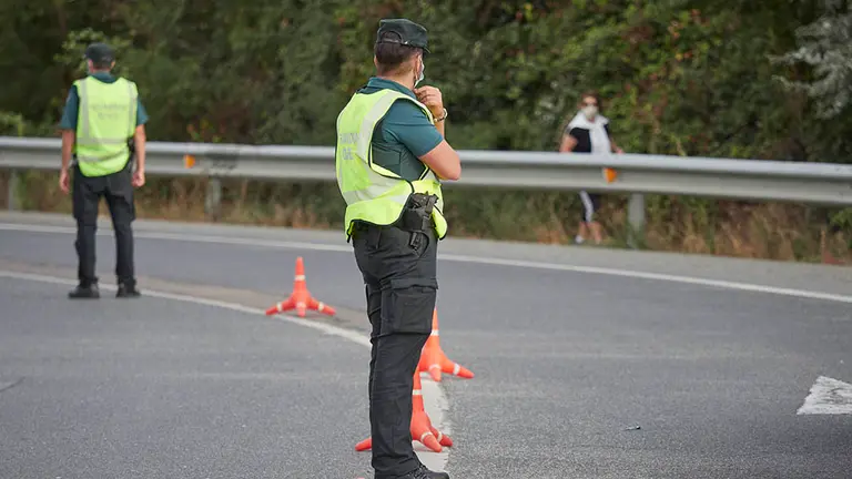 Varios policías forales controlan la circulación por la carretera de entrada a la localidad de Peralta, Navarra (España) a 24 de septiembre de 2020. En este municipio navarro, a partir de hoy jueves 24, ha entrado en vigor la prohibición de entrar y salir salvo para desplazamientos imprescindibles, como medida para contener el incremento de casos de Covid-19, que se sitúan en una tasa de 1.700 casos por 100.000 habitantes.
24 SEPTIEMBRE 2020;COVID;PERALTA;CORONAVIRUS;NAVARRA;
Eduardo Sanz / Europa Press
24/9/2020
