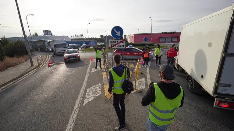 Varios policías forales controlan la circulación por la carretera de entrada a la localidad de Peralta, Navarra (España) a 24 de septiembre de 2020. En este municipio navarro, a partir de hoy jueves 24, ha entrado en vigor la prohibición de entrar y salir salvo para desplazamientos imprescindibles, como medida para contener el incremento de casos de Covid-19, que se sitúan en una tasa de 1.700 casos por 100.000 habitantes.
24 SEPTIEMBRE 2020;COVID;PERALTA;CORONAVIRUS;NAVARRA;
Eduardo Sanz / Europa Press
24/9/2020