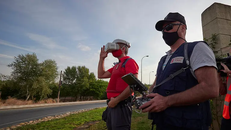 Policías forales controlan la circulación por la carretera de entrada a la localidad de Peralta con la ayuda de un dron, en Navarra (España) a 24 de septiembre de 2020. En este municipio navarro, a partir de hoy jueves 24, ha entrado en vigor la prohibición de entrar y salir salvo para desplazamientos imprescindibles, como medida para contener el incremento de casos de Covid-19, que se sitúan en una tasa de 1.700 casos por 100.000 habitantes.
24 SEPTIEMBRE 2020;COVID;PERALTA;CORONAVIRUS;NAVARRA;
Eduardo Sanz / Europa Press
24/9/2020