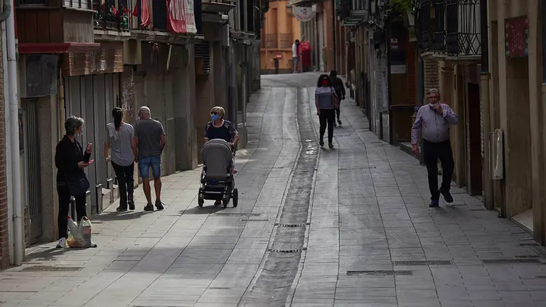 Ambiente en las calles de la localidad de Peralta, en Navarra (España) a 24 de septiembre de 2020. En este municipio navarro, a partir de hoy jueves 24, ha entrado en vigor la prohibición de entrar y salir salvo para desplazamientos imprescindibles, como medida para contener el incremento de casos de Covid-19, que se sitúan en una tasa de 1.700 casos por 100.000 habitantes.
24 SEPTIEMBRE 2020;COVID;PERALTA;CORONAVIRUS;NAVARRA;
Eduardo Sanz / Europa Press
24/9/2020