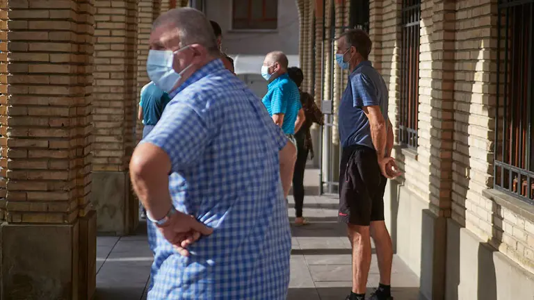 Ambiente en las calles de la localidad de Peralta, en Navarra (España) a 24 de septiembre de 2020. En este municipio navarro, a partir de hoy jueves 24, ha entrado en vigor la prohibición de entrar y salir salvo para desplazamientos imprescindibles, como medida para contener el incremento de casos de Covid-19, que se sitúan en una tasa de 1.700 casos por 100.000 habitantes.
24 SEPTIEMBRE 2020;COVID;PERALTA;CORONAVIRUS;NAVARRA;
Eduardo Sanz / Europa Press
24/9/2020