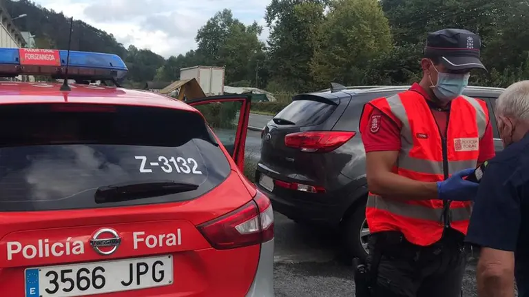 Detenido en Bera un conductor que dio positivo en el test de alcoholemia e intentó huir POLICÍA FORAL