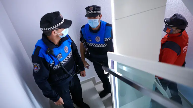 Policía Municipal y Policía Foral, en un dispositivo especial, acuden a desalojar una fiesta en un piso de la Plaza del Castillo. PABLO LASAOSA