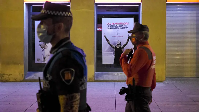 Patrullas conjuntas de Policía Municipal y Policía Foral en la Plaza del Castillo de Pamplona. PABLO LASAOSA