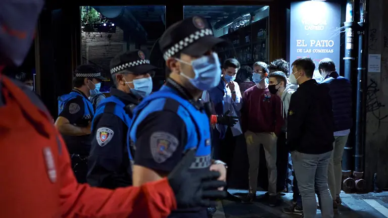 Policía Municipal y Policía Foral, en un dispositivo especial, desalojan la calle Comedias. PABLO LASAOSA