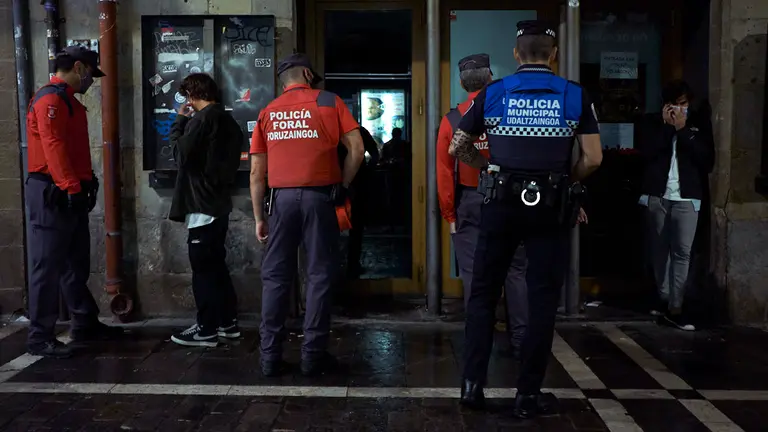 Policía Municipal y Policía Foral, en un dispositivo especial, en la calle Estafeta. PABLO LASAOSA