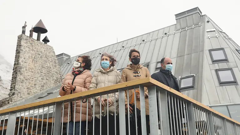 La presidenta de Navarra y varios consejeros en una terraza del refugio de montaña Ángel Olorón en Belagua. Cedida.