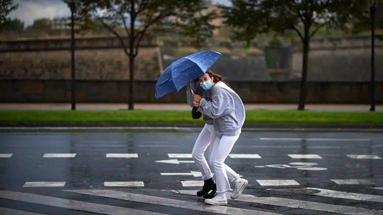 Mal tiempo por lluvia en Pamplona. MIGUEL OSÉS