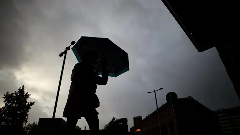 Mal tiempo por lluvia en Pamplona. MIGUEL OSÉS