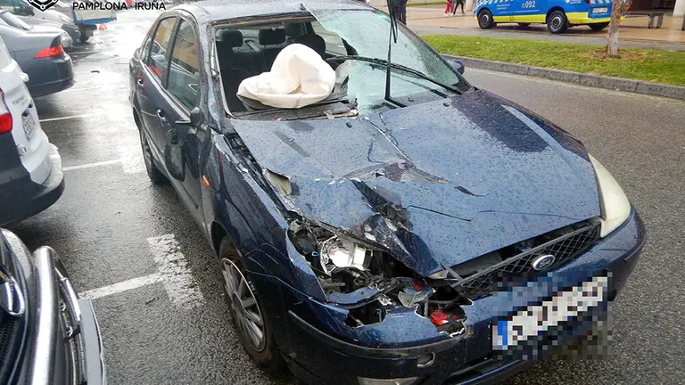 Un conductor que triplicó la tasa de alcoholemia arrolla a tres vehículos aparcados en Buztintxuri. POLICÍA MUNICIPAL
