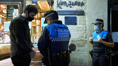 Policía Municipal y Policía Foral, en un dispositivo especial, desalojan la calle Comedias. PABLO LASAOSA