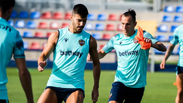 Entrenamiento de los jugadores que dirige Paco López. @LevanteUD.