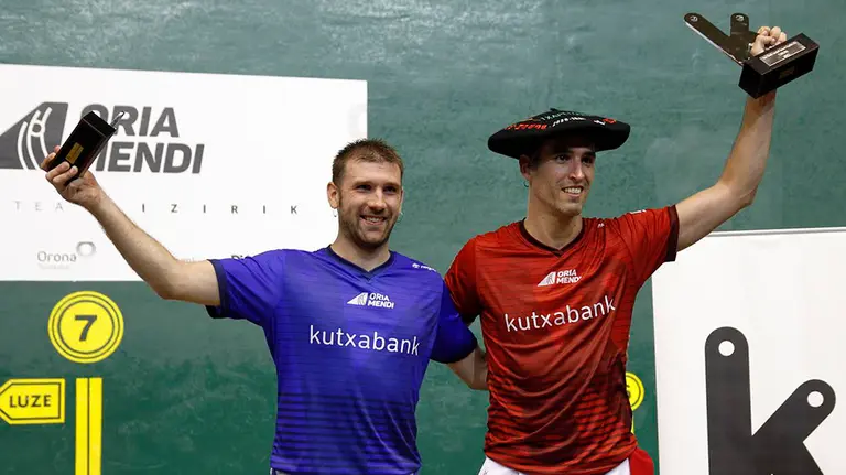 Endika Urrutia y Javier Urriza con sus trofeos de la final de remonte individual. Maialen Andrés.